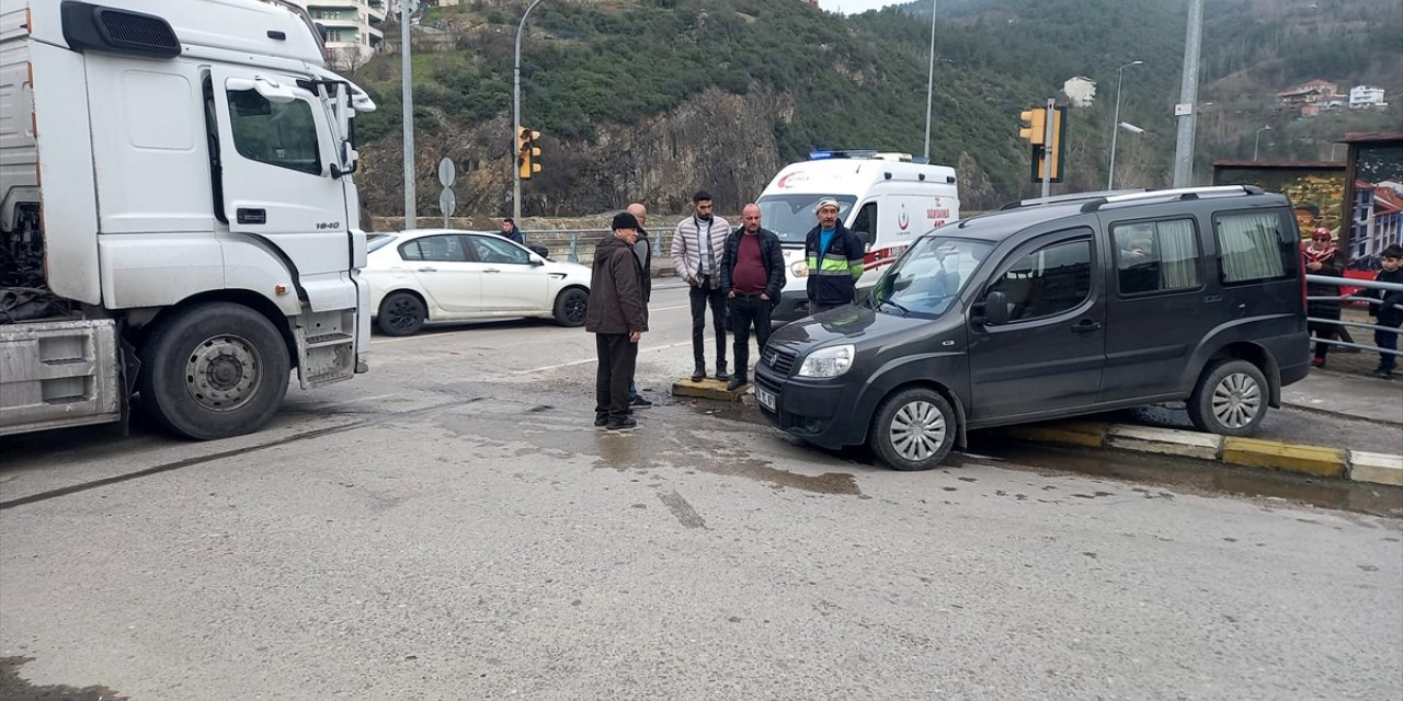 Karabük'te tırla çarpışan hafif ticari araçtaki 2 kişi yaralandı