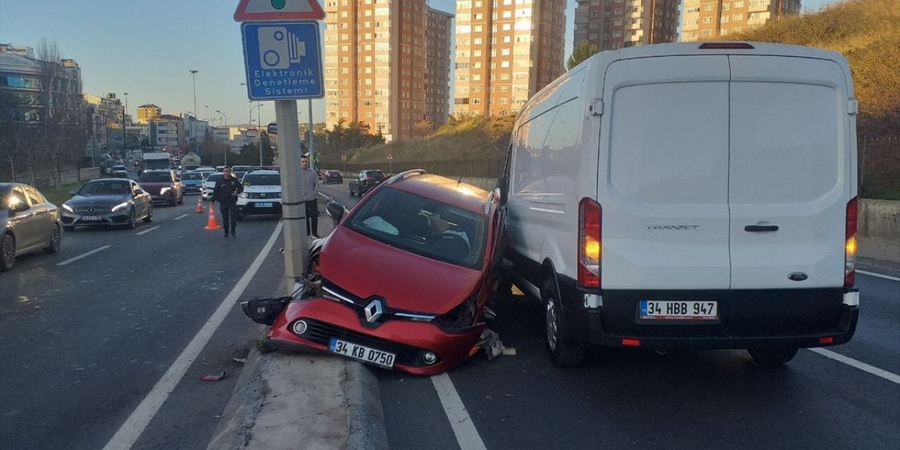 Maltepe'de iki aracın çarpıştığı kaza nedeniyle trafik yoğunluğu oluştu