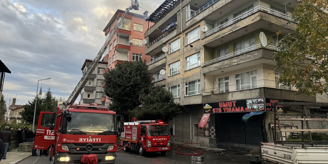 Rize'de beş katlı binanın çatısında çıkan yangın hasara yol açtı