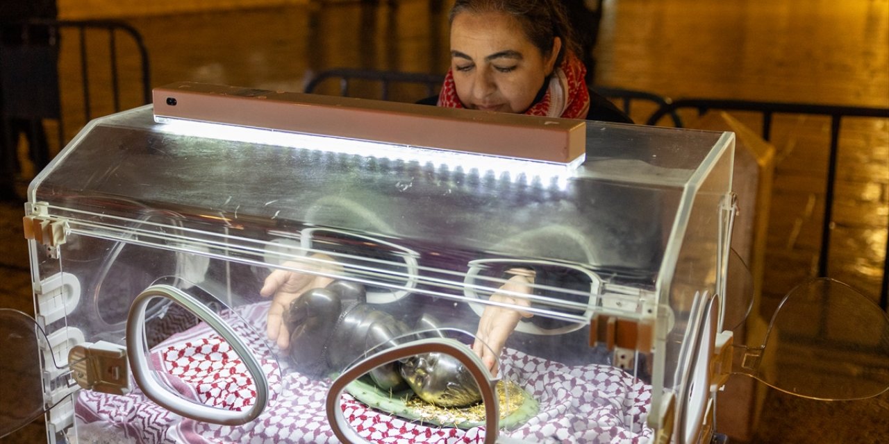 Filistinli sanatçı, Gazze'de öldürülen bebeklere "kuvözde bebek İsa" maketiyle dikkati çekiyor