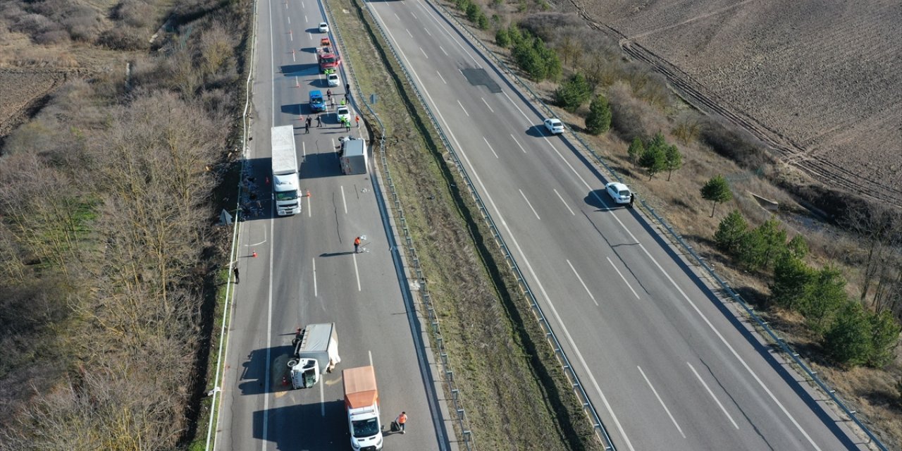 Edirne'de kamyonetlerin karıştığı kazada yola dökülen kedi ve köpek mamaları trafiği aksattı