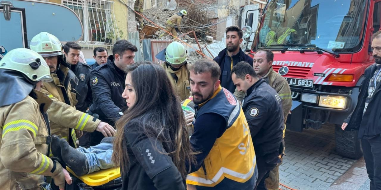 Kadıköy'de bir bina, kontrollü yıkımı yapılırken kısmen çöktü