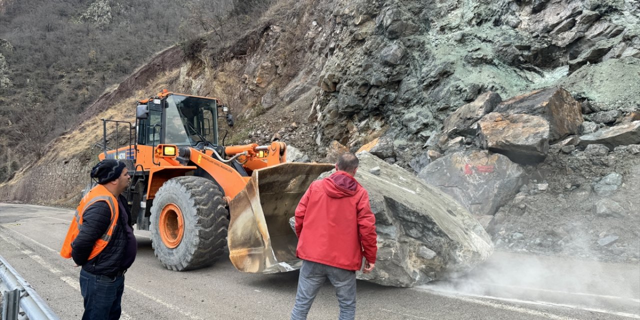 Artvin'de meydana gelen heyelanda uçuruma yuvarlanan otomobilin sürücüsü yaralandı