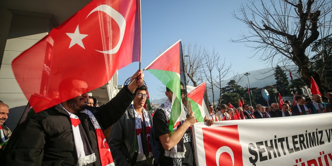 Bursa'daki şehit askerleri anmak ve Filistin'e destek vermek için yürüyüş düzenlendi