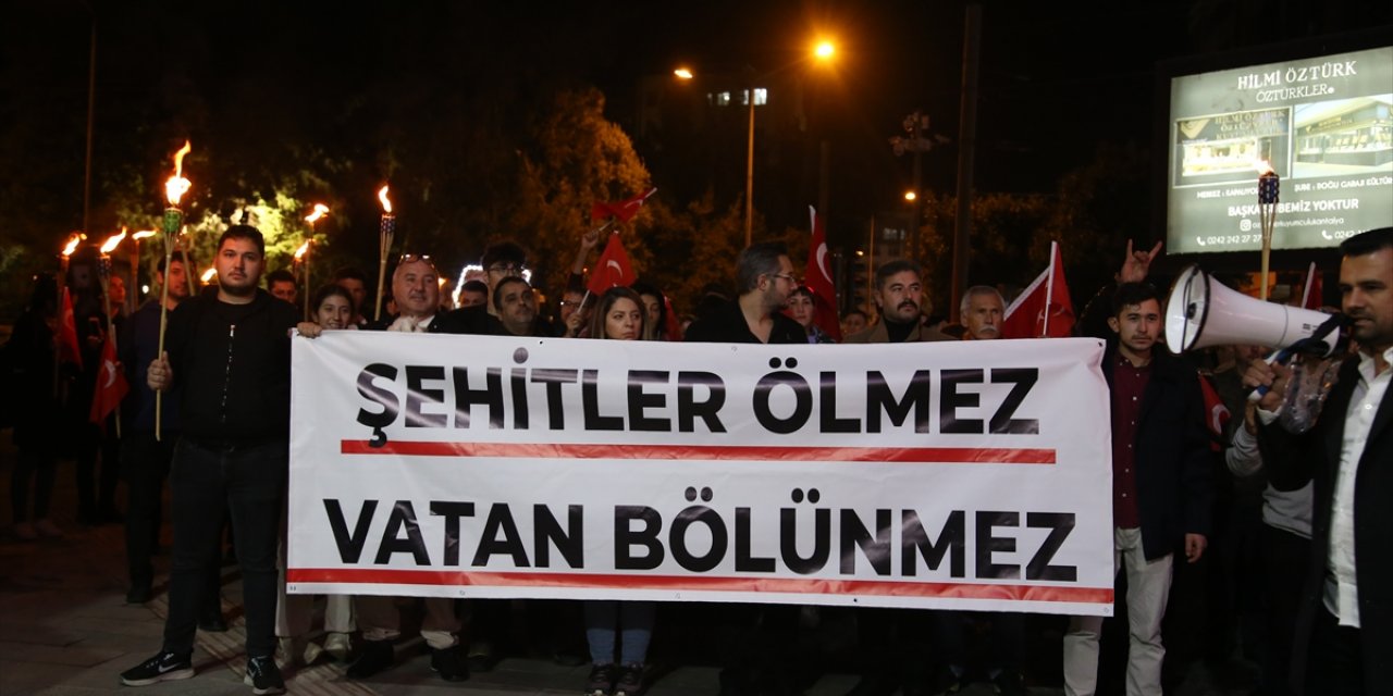 Antalya'da "Şehitlere Saygı" yürüyüşü düzenlendi