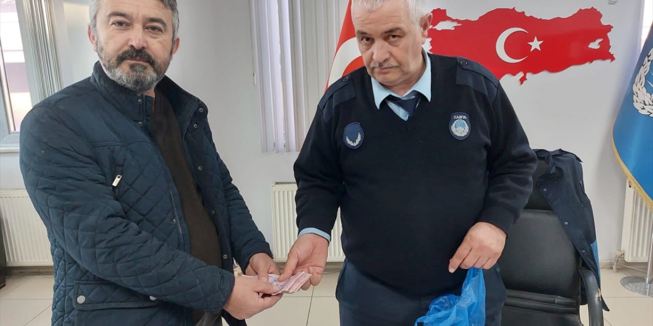 Düzce'de poşette 10 bin lira bulan kişi parayı sahibine teslim etti