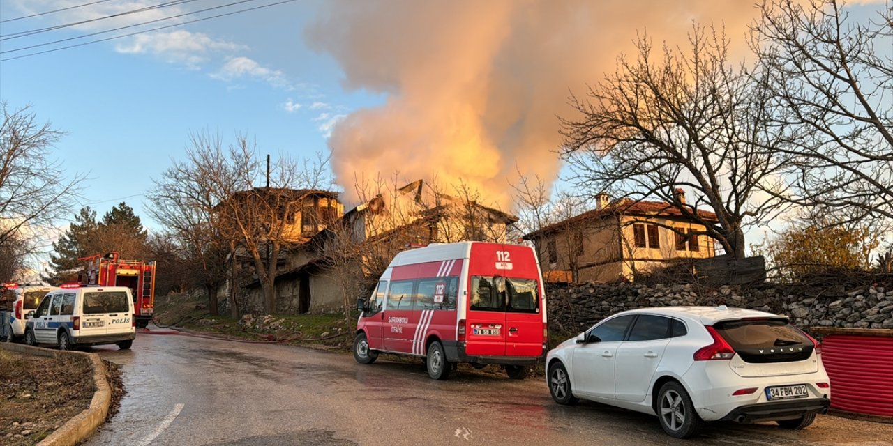 Karabük'te 2 katlı ev yandı