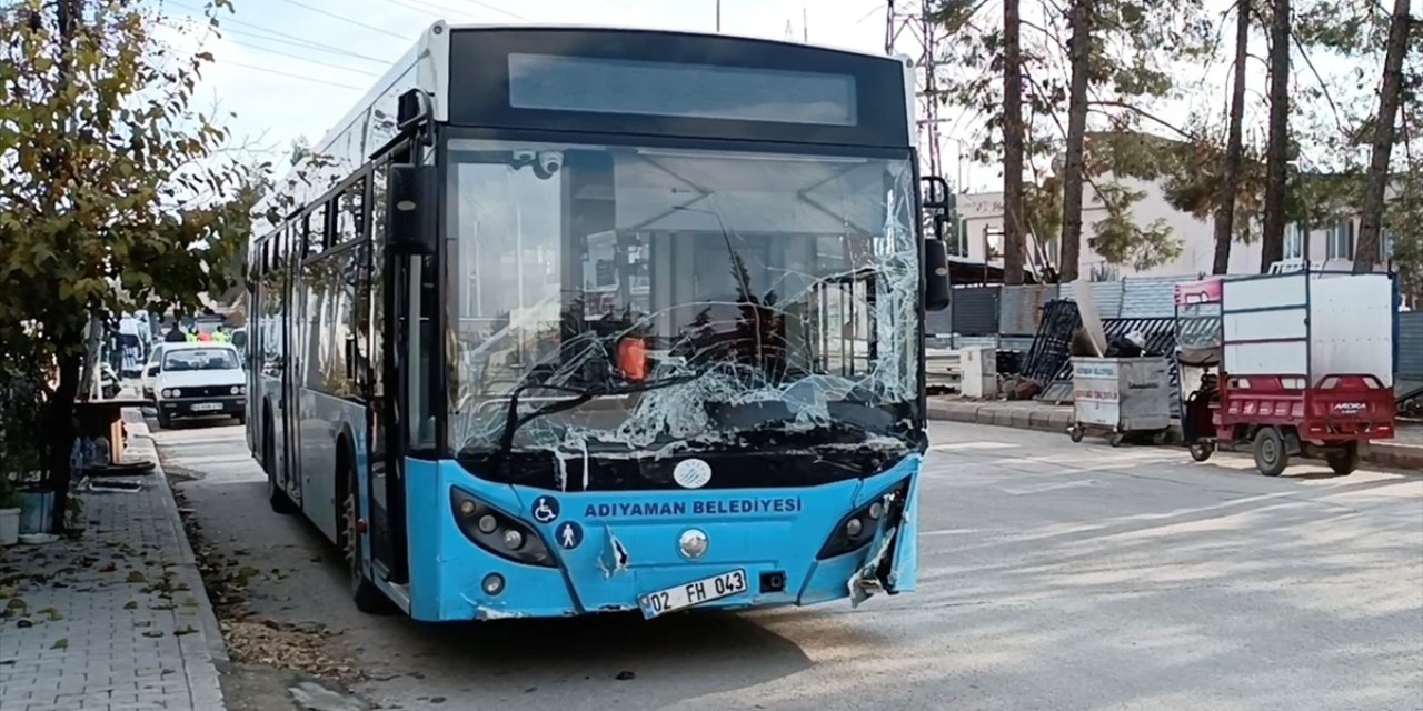 Adıyaman'da yolcu otobüsüyle polis aracı çarpıştı, 2 kişi yaralandı