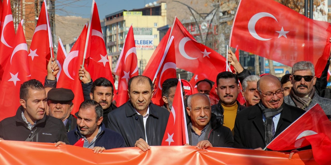 Van'da şehit askerler için anma yürüyüşü düzenlendi