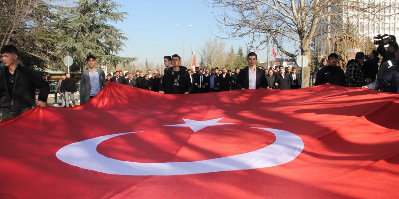 Kayseri'de öğrenciler şehitler için yürüdü