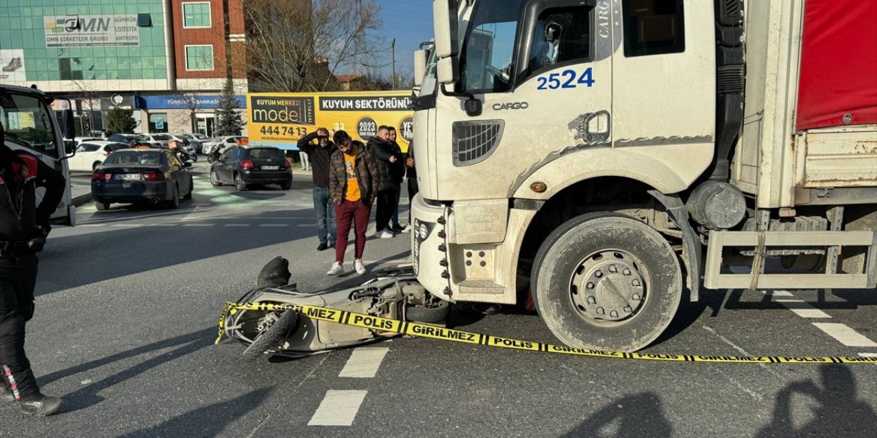 Başakşehir'de kamyonun çarptığı motosikletli kurye öldü