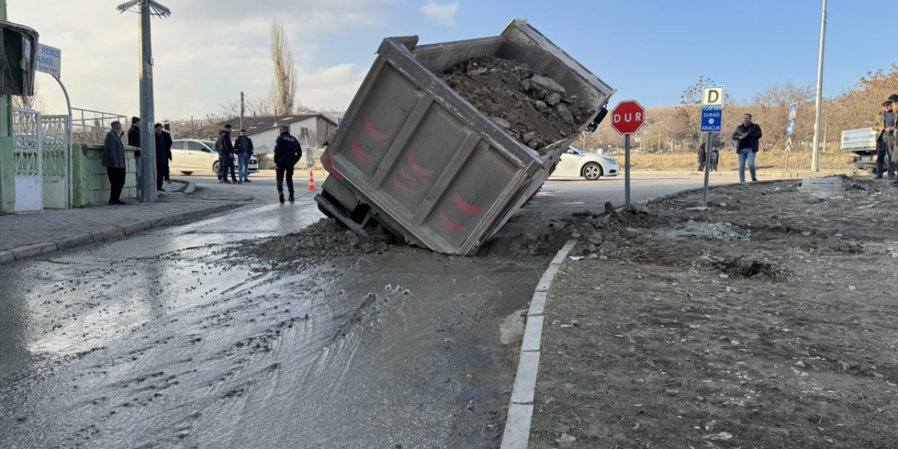 Elazığ'da yolun çökmesi sonucu yan yatan hafriyat kamyonunun sürücüsü yaralandı