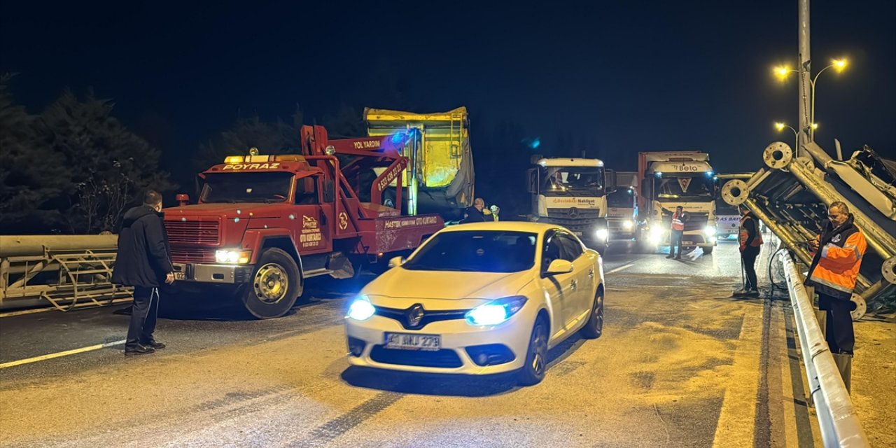 GÜNCELLEME - Tır damperinin tabelaya çarpmasıyla kapanan Anadolu Otoyolu'nun Ankara yönü ulaşıma açıldı