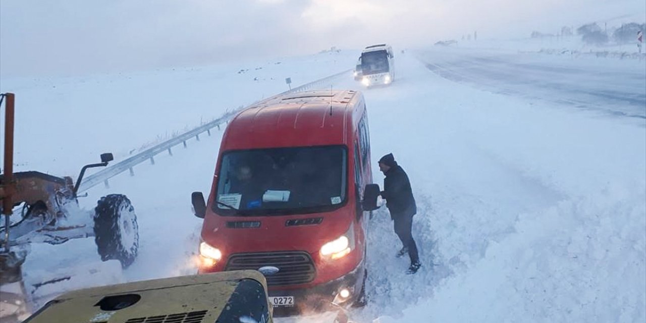 Ardahan'da kar ve tipi nedeniyle yolda mahsur kalan 343 araç kurtarıldı