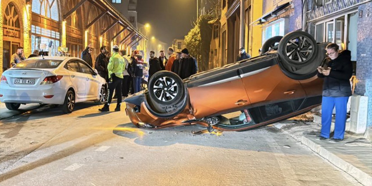 Edirne'de otomobilin devrilmesi güvenlik kamerasına yansıdı