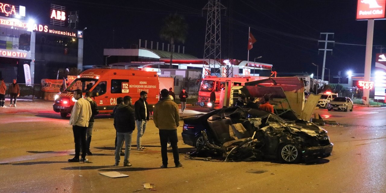 Adana'da kamyonetle otomobilin çarpışması sonucu 1 kişi öldü, 3 kişi yaralandı