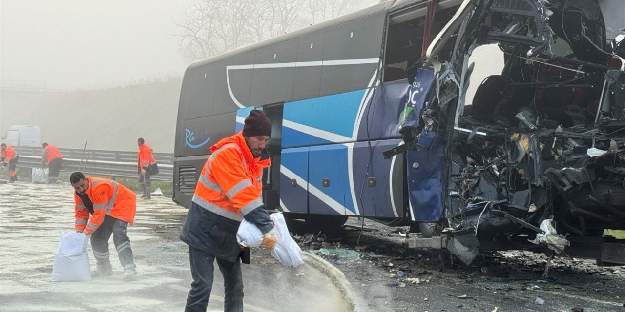 DÜZELTME - "GÜNCELLEME - Kuzey Marmara Otoyolu'nda zincirleme kazada 11 kişi öldü, 57 kişi yaralandı" başlıklı haberimizde yer alan "11 kişi öldü" ifadesi kaynağından "10 kişi öldü" olarak 