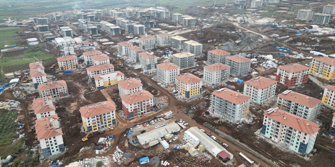 Hatay Hassa'da deprem konutlarının inşası sürüyor