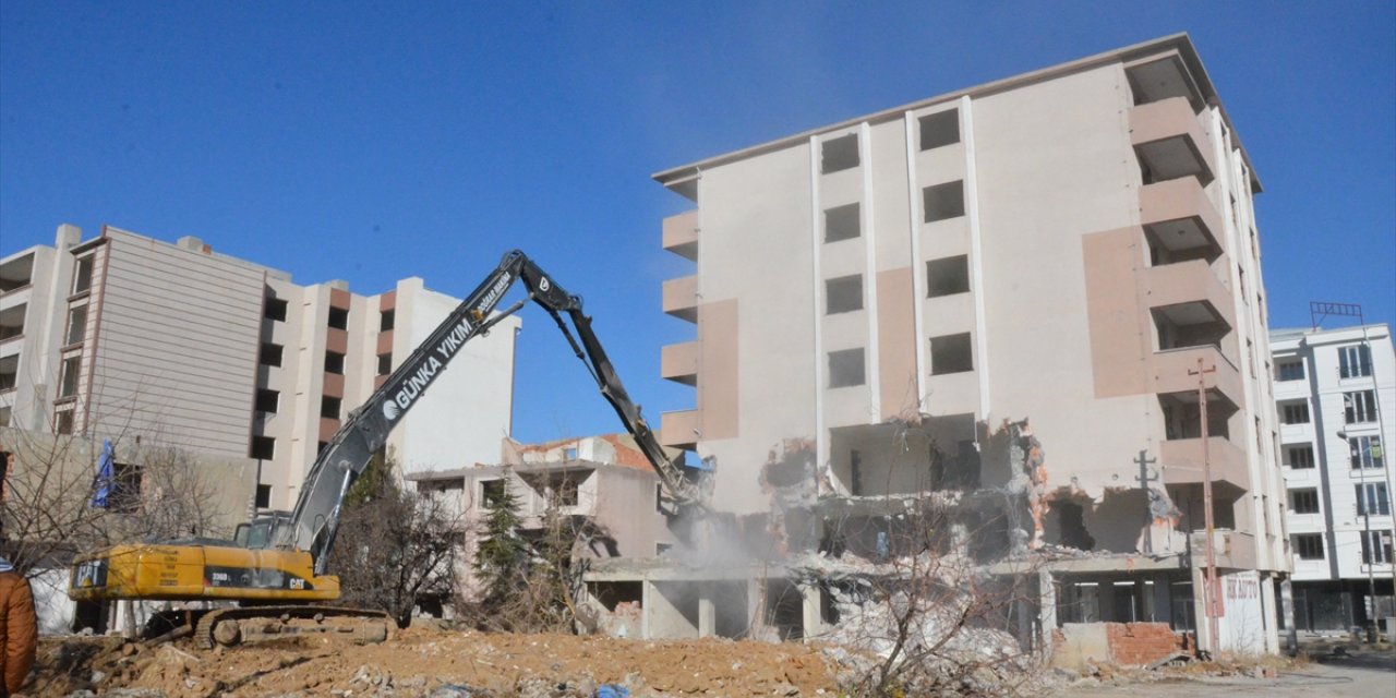 Kahramanmaraş'ta ağır hasarlı binaların kontrollü yıkımı sürüyor