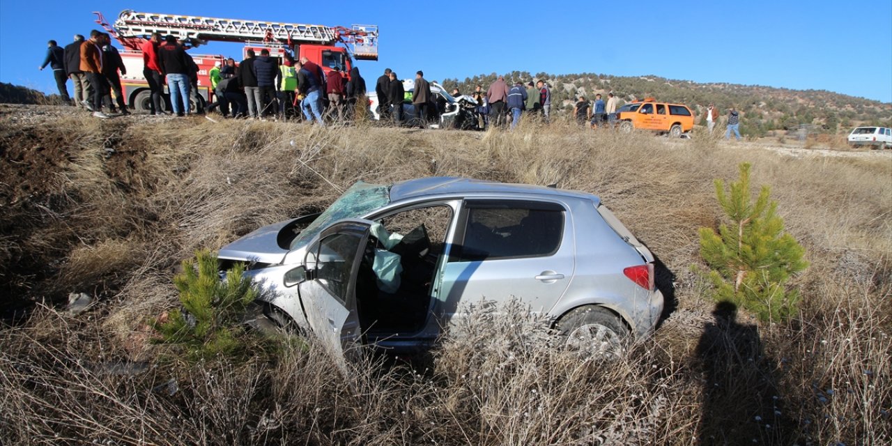 Burdur'da 3 otomobilin çarpıştığı kazada 1 kişi öldü, 5 kişi yaralandı