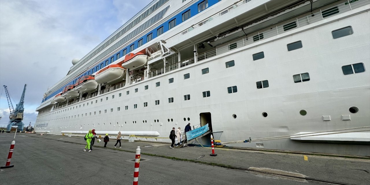 "Astoria Grande" kruvaziyeri Trabzon Limanı'na demir attı