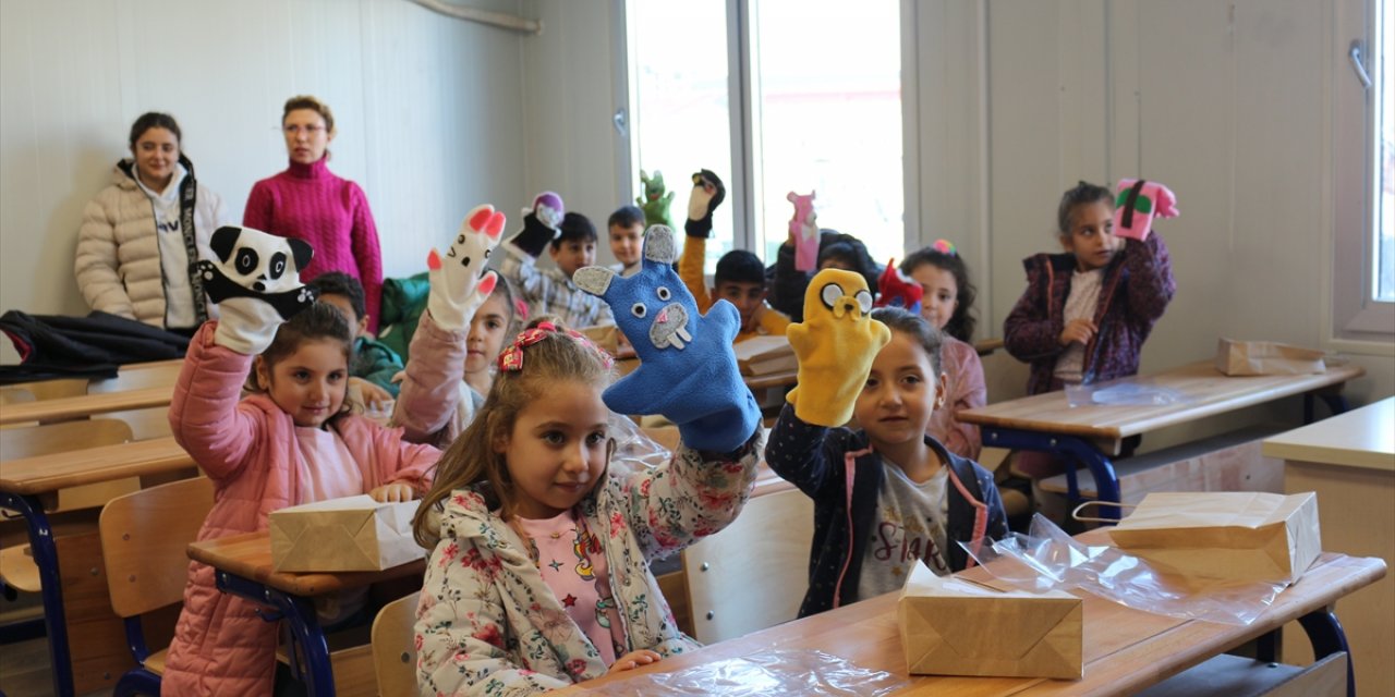 Hatay'da öğrencilerin diktiği kıyafetler ve kuklalar depremzede çocuklara dağıtıldı