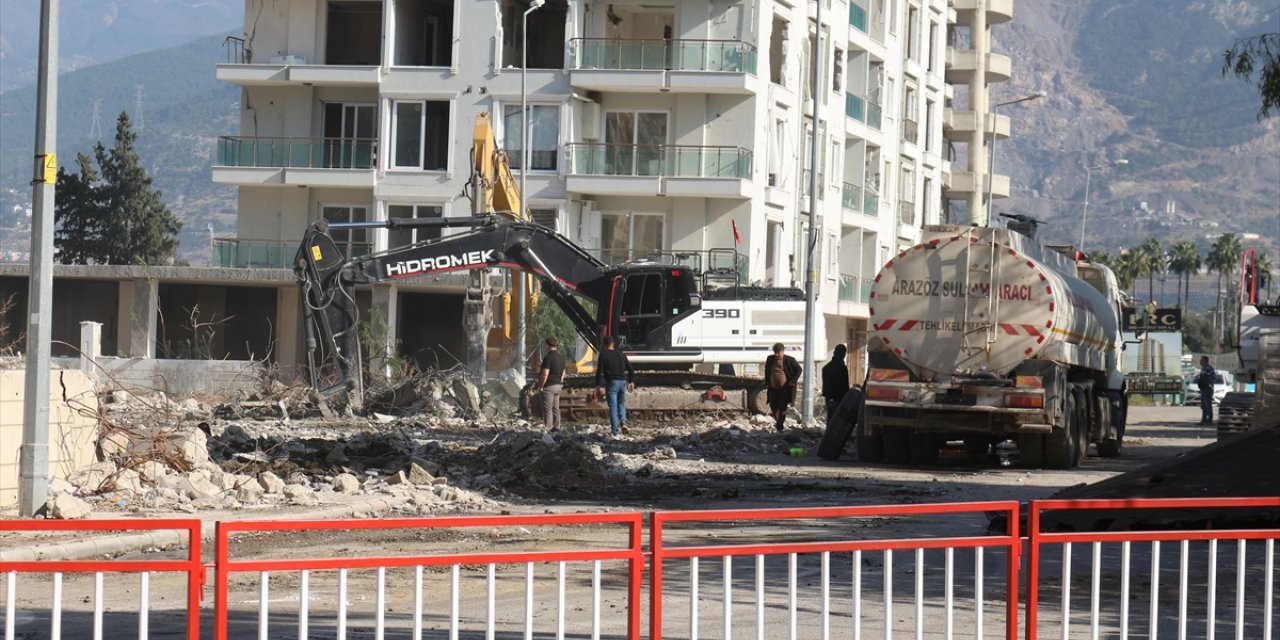 Hatay'da yıkım çalışmaları sırasında 2 bina tedbiren boşaltıldı