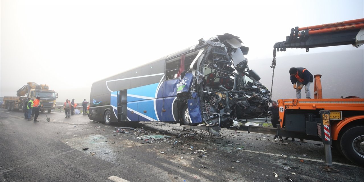 GÜNCELLEME 5 - Kuzey Marmara Otoyolu'nda zincirleme kazada 10 kişi öldü, 61 kişi yaralandı