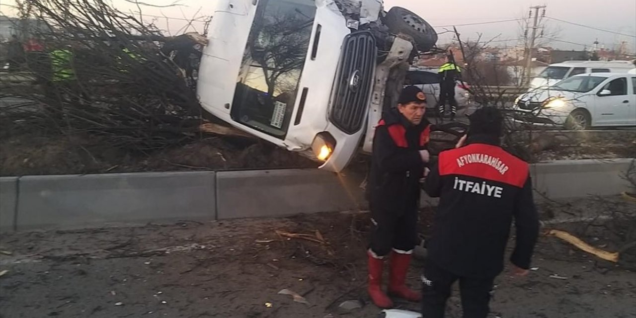 Afyonkarahisar'da refüje devrilen minibüsteki 12 kişi yaralandı