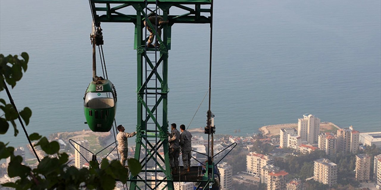 Lübnan'da teleferikte mahsur kalan 19 kişi saatler sonra kurtarıldı