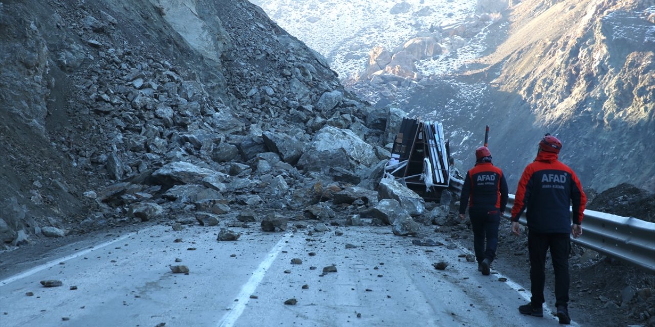 Hakkari'de heyelan yüzünden düşen kayaların çarptığı kamyonetteki 3 kişi yaralandı