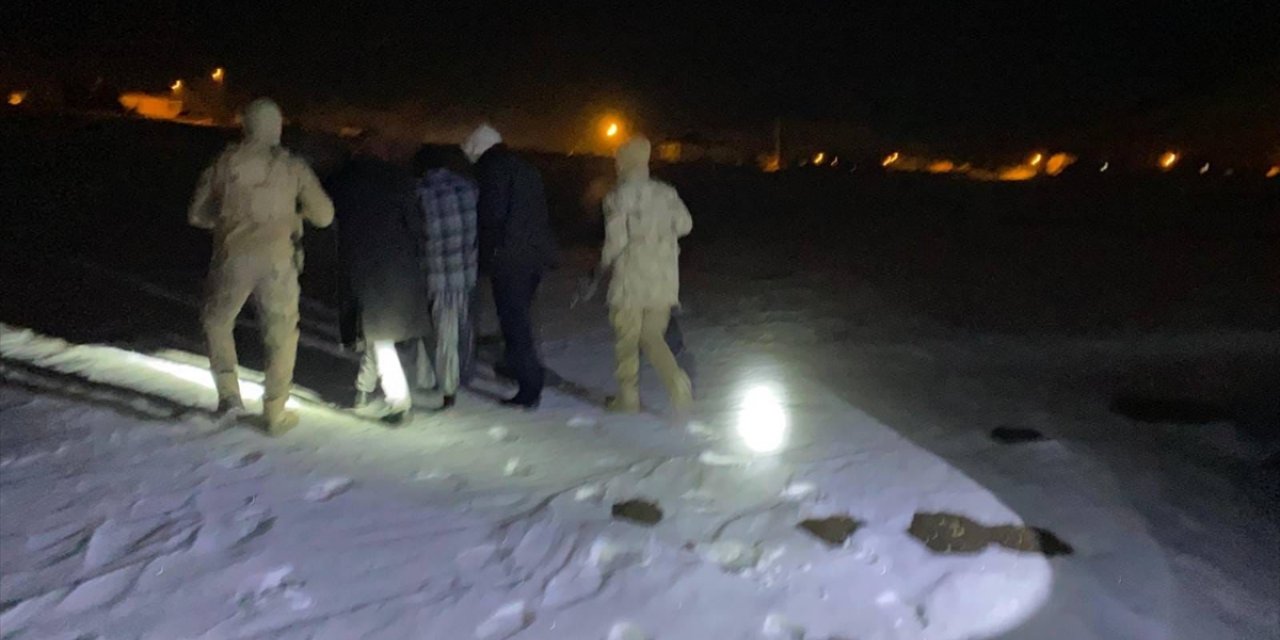 Erzurum'da kaybolan çocuk jandarmanın dron destekli taramasıyla karlı arazide bulundu