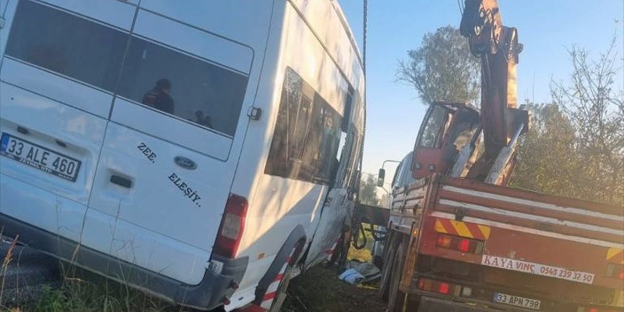 Mersin'de vinç ile minibüs arasına sıkışan operatör öldü