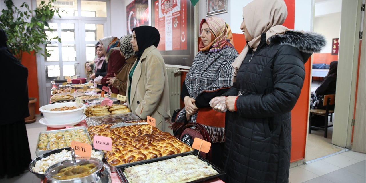 Van'da minik öğrenciler Gazze için kumbaralarındaki parayı bağışladı