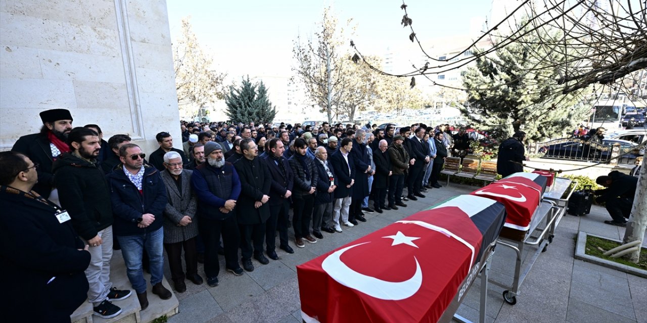 Türkiye'de tedavi gördükleri hastanede hayatını kaybeden 3 Filistinli son yolculuğuna uğurlandı