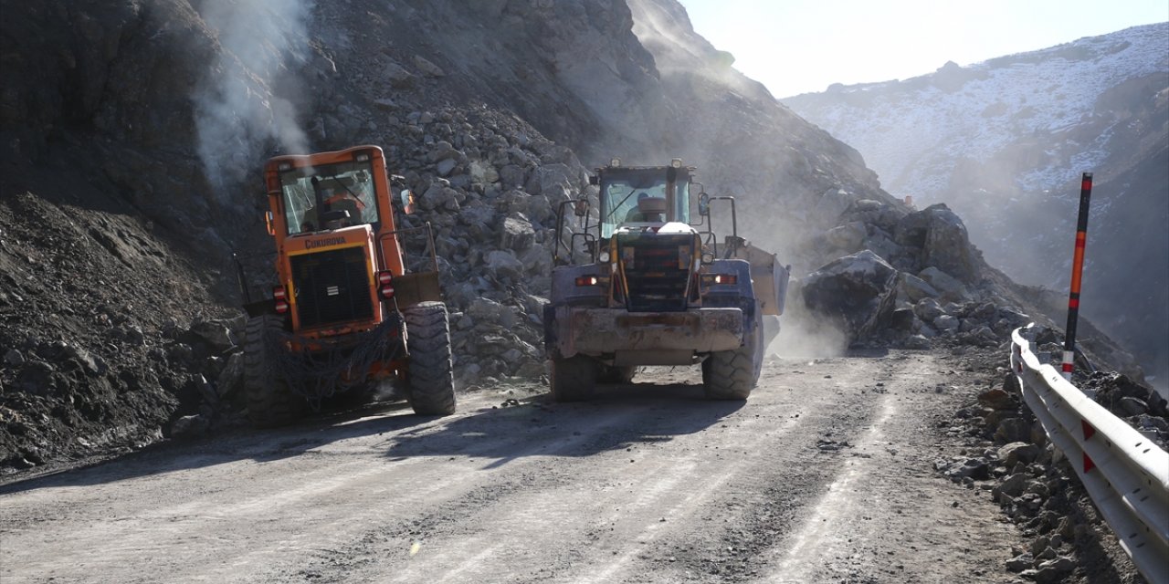 Hakkari Valisi Çelik, heyelan bölgesinde inceleme yaptı