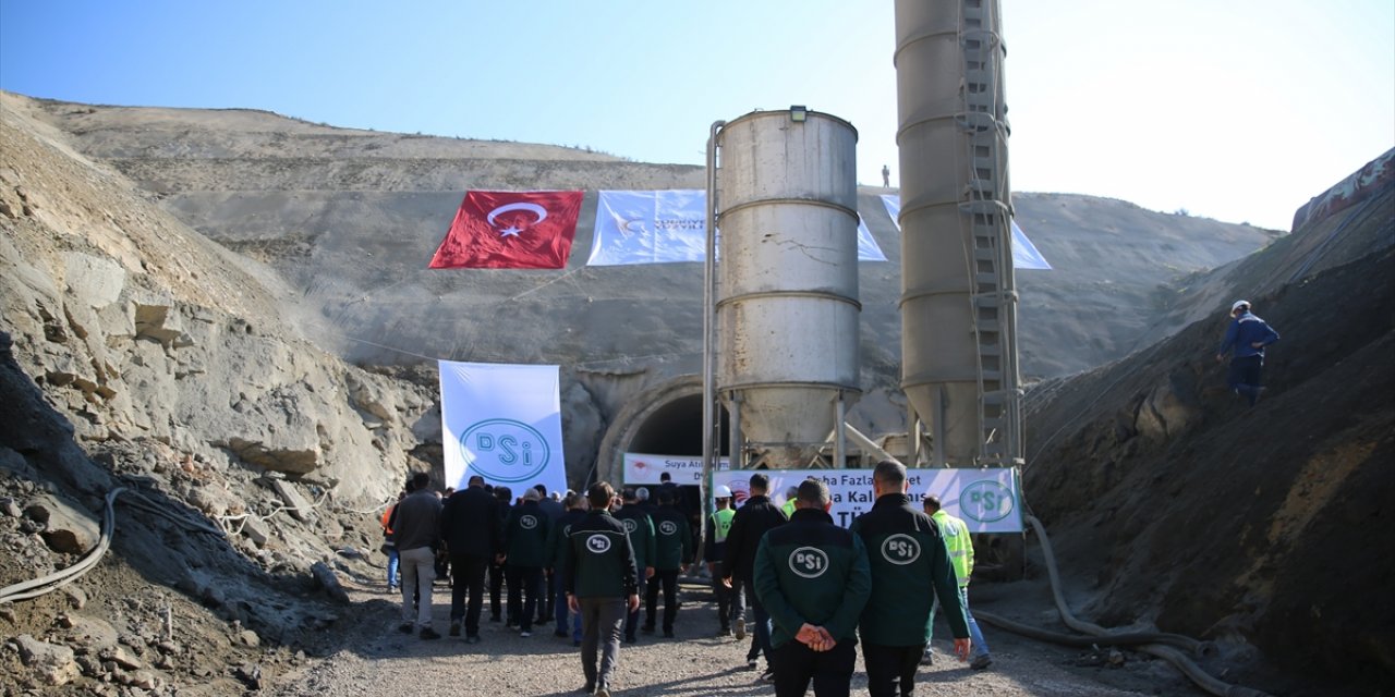 Bakan Yumaklı, Hatay'daki Karasu Regülatörü ve Derivasyon Kanalının inşaatını inceledi: