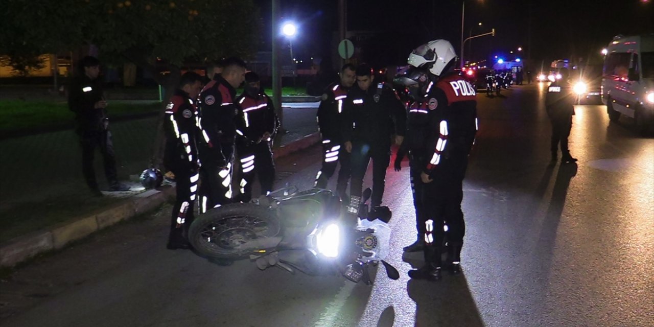 Adana'da elektrikli motosiklet ile polis motosikletin çarpıştığı kazada 1'i polis 2 kişi yaralandı