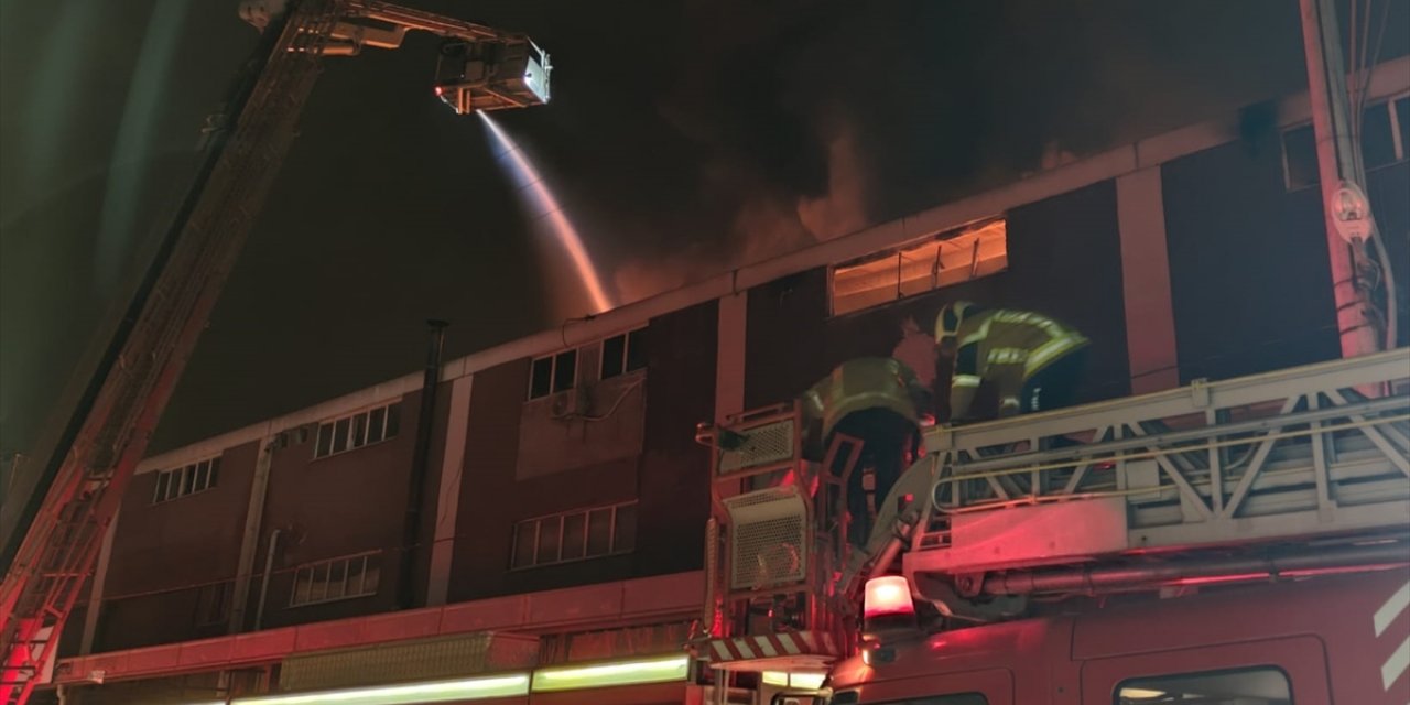 Bursa'da mobilya üretim imalathanesinde çıkan yangına müdahale ediliyor