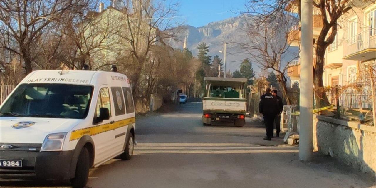 Konya'da bir kişi boşandığı eşi ve kızını silahla öldürdü