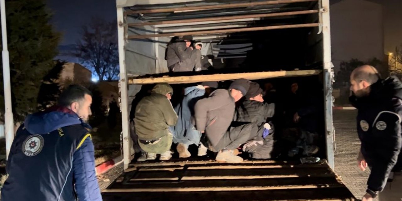 Iğdır'da polisin takibi sonucu 45 düzensiz göçmen yakalandı