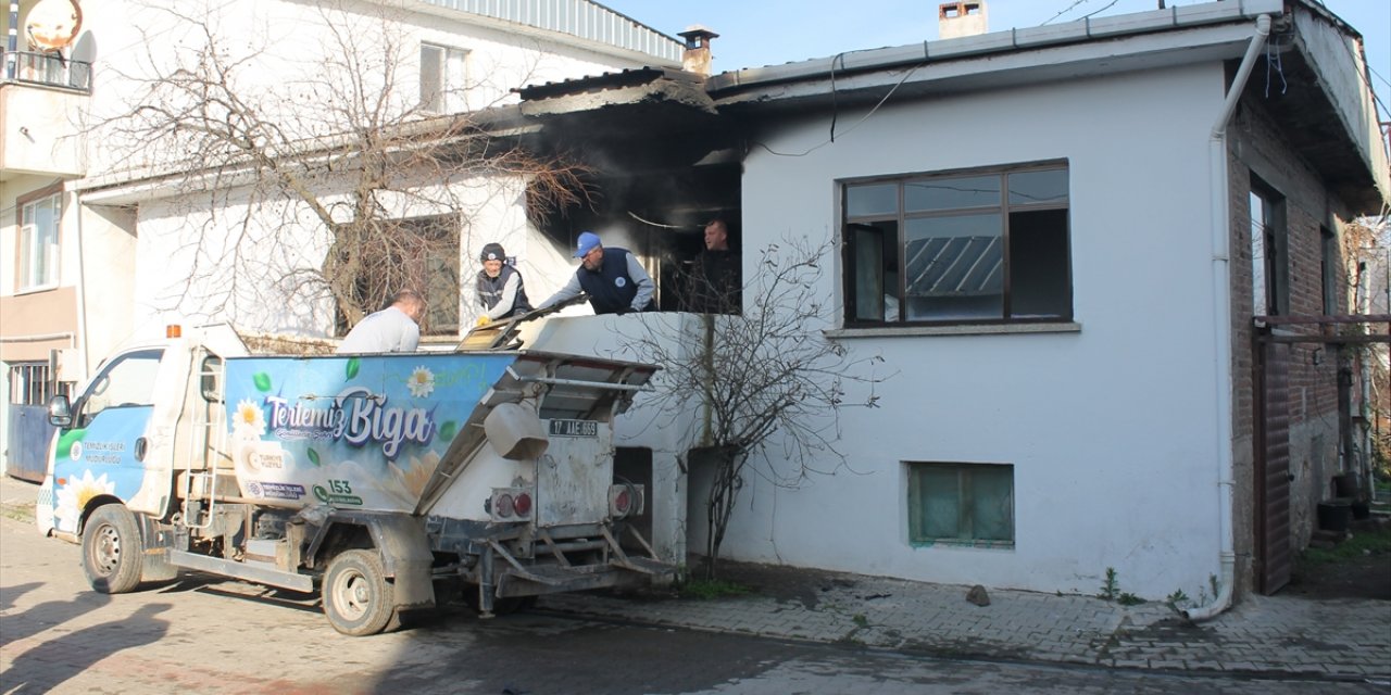 Çanakkale'de belediye temizlik işçilerinin fark ettiği ev yangını söndürüldü