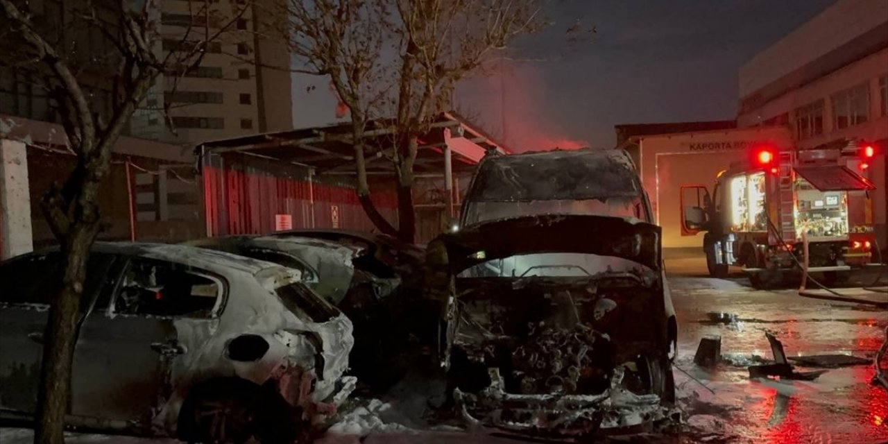 Kartal'da servis otoparkında çıkan yangında 4 araç zarar gördü