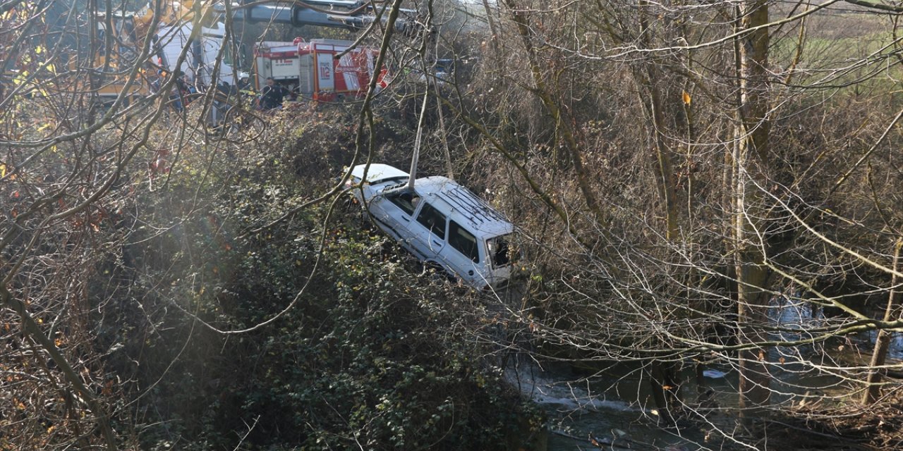 Kocaeli'de dereye devrilen otomobilin sürücüsü öldü