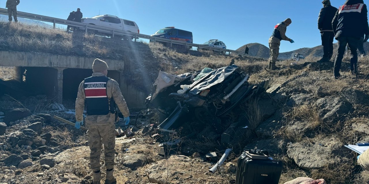 GÜNCELLEME - Erzurum'da şarampole devrilen otomobildeki 3 kişi öldü