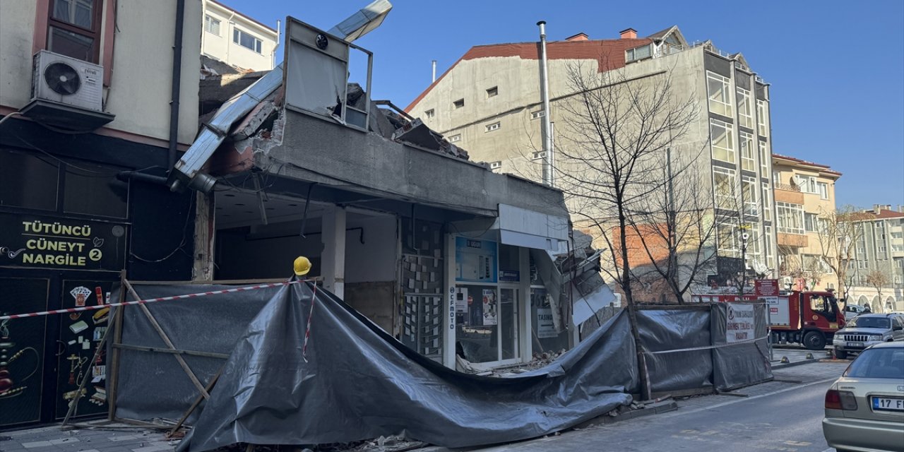 Bolu'da yıkımı yapılan binadan yola düşen parçalar paniğe neden oldu