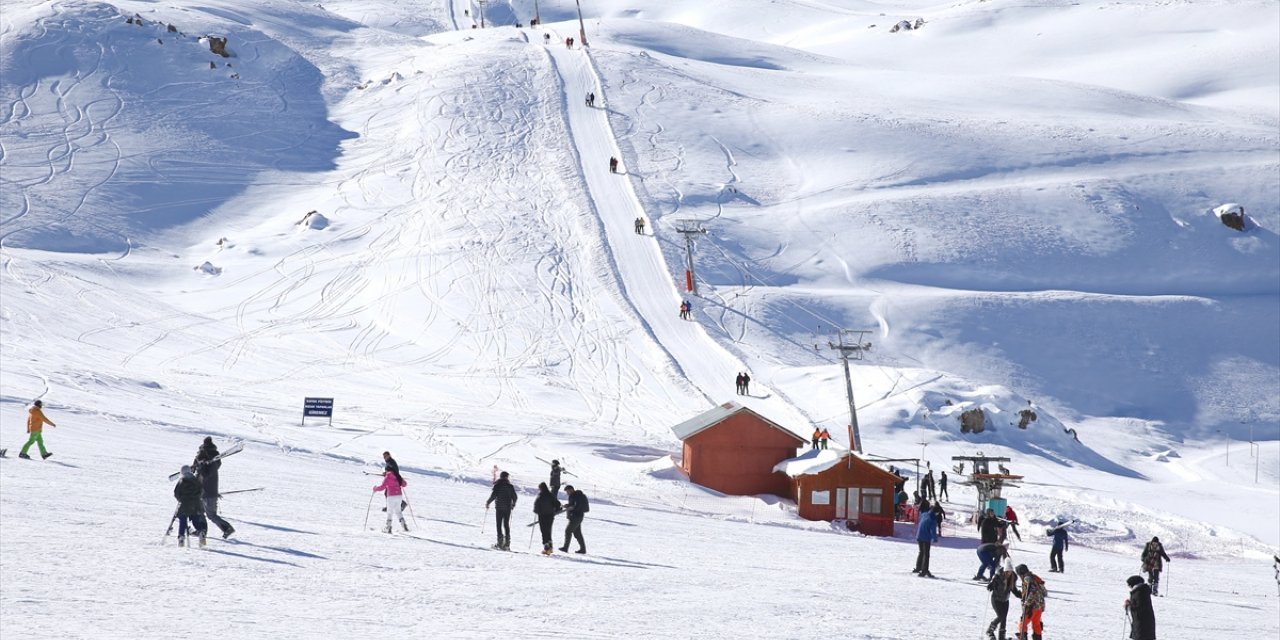 Hakkari'deki kayak merkezinde yılbaşı hareketliliği