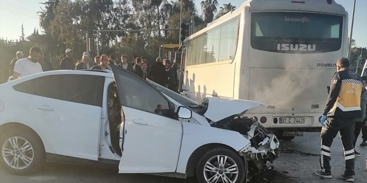 Antalya'da servis midibüsü ile otomobil çarpıştı, 2 kişi öldü, 13 kişi yaralandı