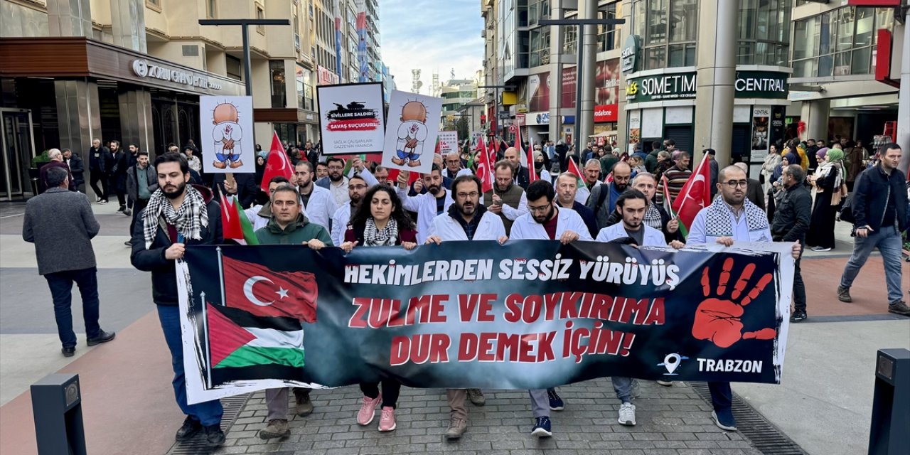 Trabzon'da hekimler "sessiz yürüyüş" ile İsrail'i protesto etti