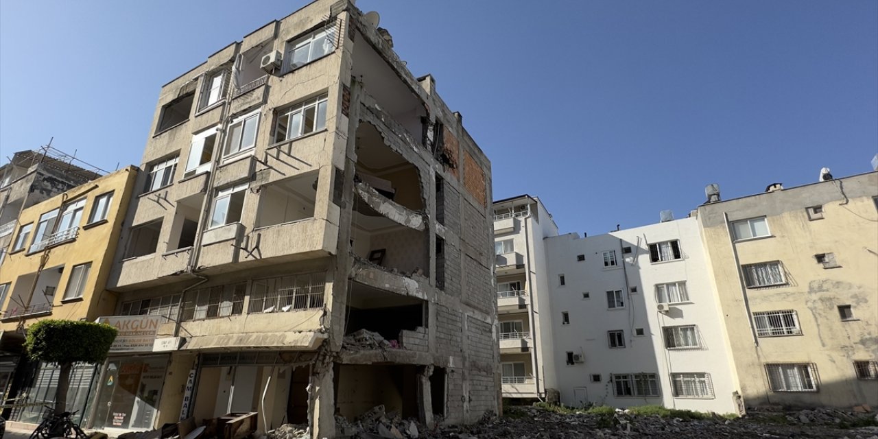 Hatay İskenderun'da ağır hasarlı binaların yıkımı sürüyor